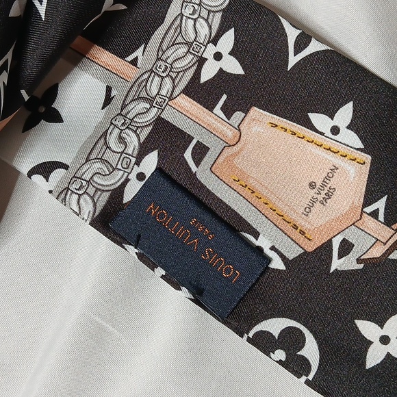 Louis Vuitton Black and White Monogram Scarf - Picture 4 of 4